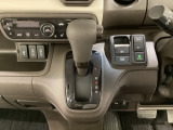 CVT車のセレクトレバーです。低速から高速まで、変速ショックのないスムーズな走りと、エンジン効率のよい領域を維持して燃費にも貢献します。サイドブレーキはスイッチ操作の電子制御パーキングブレーキです。
