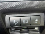 レーンディパーチャーアラートとは車線または走路からの逸脱の可能性を警告すると共に、車線または走路からの逸脱を避けるためのハンドル操作の一部を支援する機能です。詳細は販売店スタッフまでおたずねください。