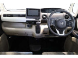 操作性に優れた運転席となります!小物入れや各ボタンの配置にこだわり、使いやすいです!座り心地もよく視認性も良好なのでロングドライブもお任せ下さい!