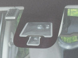 【エマージェンシーブレーキ】走行中に前方の車両等を認識し、衝突しそうな時は警報とブレーキで衝突回避と被害軽減をアシスト。より安全にドライブをお楽しみいただけます。