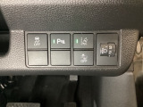 ハンドルの右側にはヘットライトリベライザーとHondaセンシング用のメインスイッチがついています。ヘッドライトリベライザーは道路状況や積荷の加重に応じてライトの高さを調節できます。