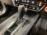 CVT車のセレクトレバーです。低速から高速まで、変速ショックのないスムーズな走りと、エンジン効率のよい領域を維持して燃費にも貢献します。