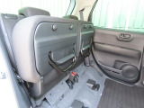 リアシートの座面をはねあげれば、横倒し出来ない背の高い荷物も載せられます。多彩なシートアレンジ!