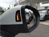サイドアシストを装備。後方から接近する車両を検知し、車線変更時の安全確認をサポートします。