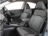 長時間の運転も疲れにくいフロントシート!体をしっかり支えてくれて運転がしやすい形状です!!後部座席もゆったり座れて足元のスペースも広々!ドライブの際は全員が窮屈な思いをせずにお楽しみいただけます!