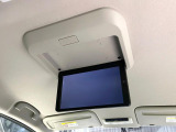 【フリップダウンモニター】大画面モニターで後席でもエンタメをお楽しみいただけます。小さなお子様にも大人気の装備です♪