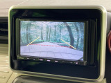 【バックカメラ】駐車時に後方がリアルタイム映像で確認できます。大型商業施設や立体駐車場での駐車時や、夜間のバック時に大活躍!運転スキルに関わらず、今や必須となった装備のひとつです!