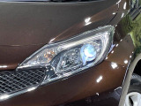 【LEDヘッドライト】悪天候や夜間走行時も良好な視界を確保し安心して運転できる高輝度LEDヘッドライトを装備!点灯速度が早く、消費電力も抑えられています。