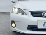 【LEDヘッドライト】悪天候や夜間走行時も良好な視界を確保し安心して運転できる高輝度LEDヘッドライトを装備!点灯速度が早く、消費電力も抑えられています。
