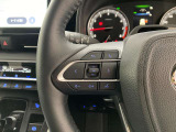 運転中、オーディオの操作をしてて、ハッとしたことはありませんか?ステアリングスイッチは、運転中でもハンドルでオーディオの操作が可能です。安全なドライブをサポートします。