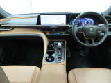 「中古車ハイブリッド保証」付き。ハイブリッド機構を無償で保証します。保証期間は、初度登録年月から10年目まで、またはロングラン保証が終わってから3年間。ただし累計走行距離が20万km以内です。
