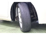 タイヤサイズ 175/65R15。スタイリッシュなデザインのホイールキャップ付きスチールホイールを装着しています。