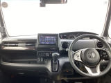 フロントガラスが大きく、ワイドな視界で運転もしやすくなるように設定されています。入れるものを限定せず、気軽に使える助手席前のトレー。走行中も落ちにくい形になっていてとても便利です。