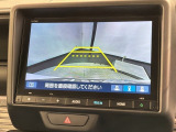 リバースギアに入れるだけで後方の表示へ切り替わります。夜間や雨の日の駐車も楽になりますよ。
