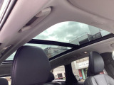 電動シェード付きの大きなガラス天窓が、車内に開放感と明るさをもたらします。