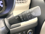 【オートライト】周りの明るさに応じて自動でヘッドライトの点灯・消灯ができる機能です!ライトの付け忘れ・消し忘れなどが無くなり、雨の日や夕方の走行も安心!トンネル通過時も便利ですね♪