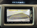 【バックカメラ】ギアをリバースに入れれば自動的にモニターが切り換わるので、車庫入れや後退確認がラクラク OKです!