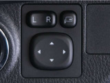 電動格納&ミラー角度調整機能付きです。