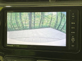 【バックカメラ】駐車時に後方がリアルタイム映像で確認できます。大型商業施設や立体駐車場での駐車時や、夜間のバック時に大活躍!運転スキルに関わらず、今や必須となった装備のひとつです!