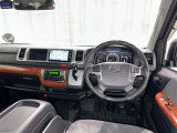 運転席まわりです。 各操作スイッチは使いやすい位置に配置されてます。