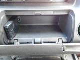 運転席前の物入です。手の届くところにありますので簡単に取り出せます。