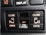 両側パワースライドドア付きだから、狭い駐車スペースなどでの 乗り降りラクラク!小さなお子さまのいるご家庭には嬉しい装備。