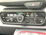 【オートエアコン】一度お好みの温度に設定すれば、車内の温度を検知し風量や温度を自動で調整。暑い&hellip;寒い&hellip;と何度もスイッチ操作をする必要はありません。快適な車内空間には必須の機能ですね♪