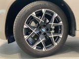 BMWの純正アロイホイールは軽量かつ強度にも優れているホイールで走行性能を引き上げる設計になっております。足元にもBMWは妥協がなくこだわっている個所になります。