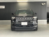 【フロントグリル】7スロットルグリルはJeep伝統の証です。SUVのみにこだわり続けている伝統あるJeep車へお乗り頂いてみてはいかがですか?