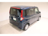 後部座席とリヤはプライバシーガラスになっています。座っている人や置いてある荷物が見えにくくなっているのでプライバシーの確保が出来ます。