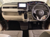車内は光触媒抗菌消臭施工済です。スタイリッシュなデザインで暖かみのあるインパネ周りを演出します。グローブボックスやカップホルダーのほかにトレーなどたくさんの収納スペースが装備されています。