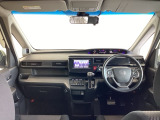運転席は、大きな座面と包み込むような背もたれがドライバーの身体全体をしっかり支えます。上質なシート素材と座り心地のよいクッションを採用し、長時間の運転やコーナーの多い道も快適です