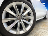 ●純正〇〇インチアルミホイール:輸入車ならではの卓越した走りを支えるホイールと足回りです!日本車の走りに慣れている方にもぜひ体感して頂きたいほど、高いレベルでまとまっています!