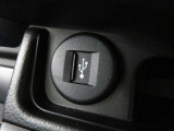 インパネにはUSBソケットを備えています。