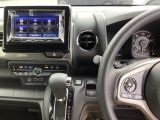 運転席周辺のスマートなレイアウトが、操作のしやすさを実現。快適なドライブをサポートします。手元で操作ができる、電子制御パーキングブレーキ。