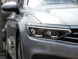 【IQ.LIGHT】 対向車や先行車のドライバーを眩惑することなく、前方の路面と路肩を広範囲に明るく照らすことができるマトリックスLEDヘッドライトを装備。快適なドライブをアシストします。