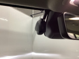 ドライブレコーダーを装備しており、走行中の映像をしっかり記録します。万が一の際の状況確認に役立つ安心装備です。