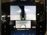 左右のサイドカメラ映像を同時に表示し、車両周囲の死角をしっかりカバー。狭い道や駐車時の接触リスクを減らし、安心して操作できる視界を確保します。