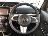 運転中も見やすいセンターメーター。