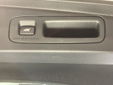 メモリー機能で後ろが狭い駐車場でもスムーズに荷物を積めて、さらに背が低い人の手がムリなく届く高さで止めることも可能です。スマートキーやテールゲートのスイッチなどから、ラクに操作できます。