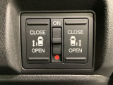 リアドアは乗り降りに便利な両側電動スライドドアです。また運転席に座っていながらスイッチ操作で自在にスライドドアを開け閉めできます。