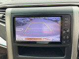 【バックモニター】後方の障害物や歩行者を確認できるバックモニター。狭い駐車場や混雑した場所でも安心して車を操作できます。
