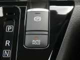オートブレーキホールド。信号待ちなどの停車時に、ブレーキペダルを踏み続けていなくても自動的にブレーキ力がキープされる機能です。アクセルペダルを踏めば、ブレーキが解除され発進が可能です。