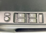 【電動格納ミラー】サイドミラーは電動格納式となっており、狭い駐車場でもキズがつくリスクを抑えられます。