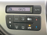 【オートエアコン】一度お好みの温度に設定すれば、車内の温度を検知し風量や温度を自動で調整。暑い&hellip;寒い&hellip;と何度もスイッチ操作をする必要はありません。快適な車内空間には必須の機能ですね♪