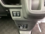 運転席、助手席にシートヒーターを装備。USB電源ソケットも装備しております。