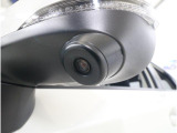 助手席側で見えにくい左前方の映像を、車内のマルチファンクションディスプレイに映し出します。前方への駐車や左寄せ、狭い道でのすれ違いなど、さまざまなシーンで安心して運転できる便利な機能です。