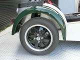 ブラックペイントホイール 14インチを装備。タイヤは、TOYO 155/65R14