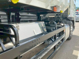 運転席側にステンレス製の工具箱が付いています。