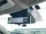フロントと車室内用カメラで駐車時の安心感を高めてくれるドラレコ☆
